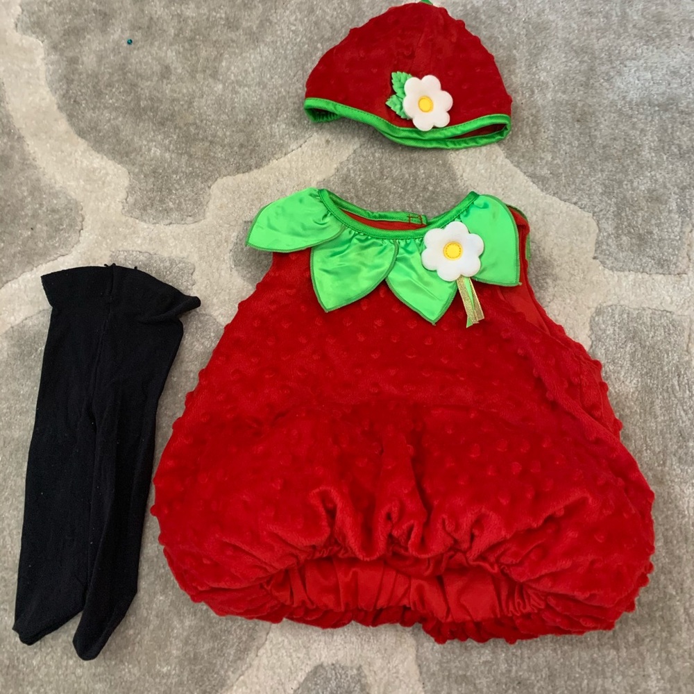 Baby girl Strawberry 🍓 costume size 6-9 months